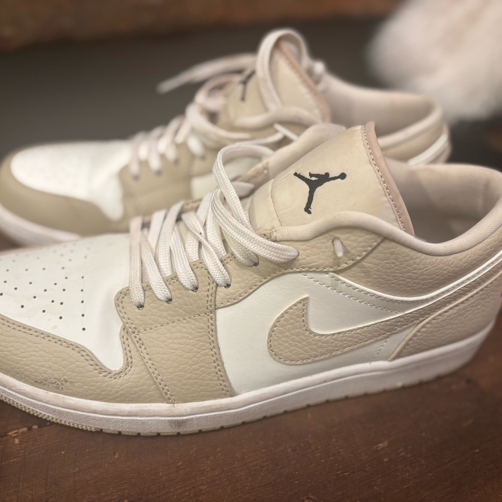 Nike Air Jordan 1 Low in Cream and White